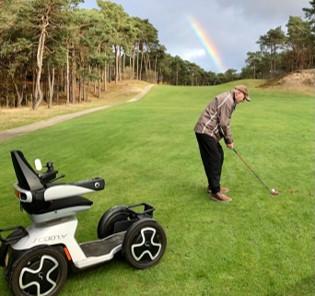 Scootmobiel op golfbaan