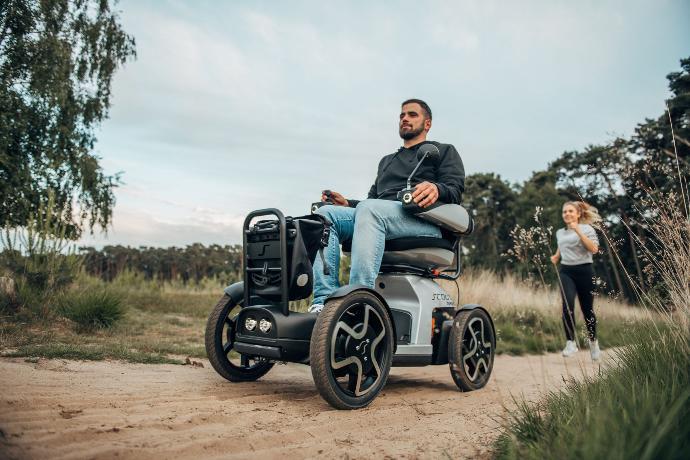 Scoozy scootmobiel rijdt over onverharde paden all terrain scootmobiel